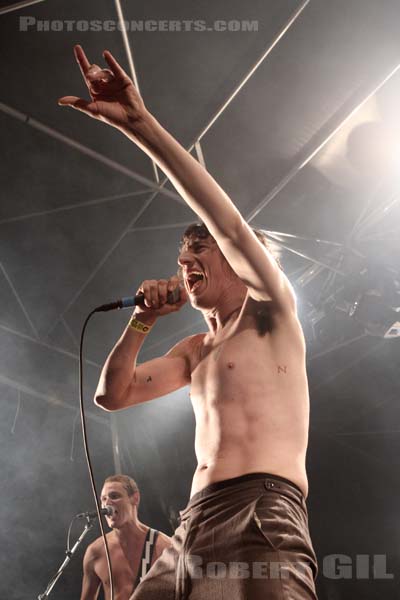 THE FAT WHITE FAMILY - 2014-08-14 - SAINT MALO - Fort de St Pere - Scene des Remparts - 